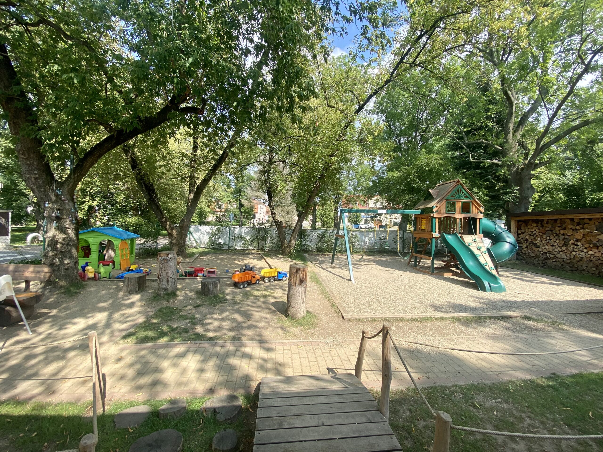 Restaurace Měcholupský park s dětským hřištěm