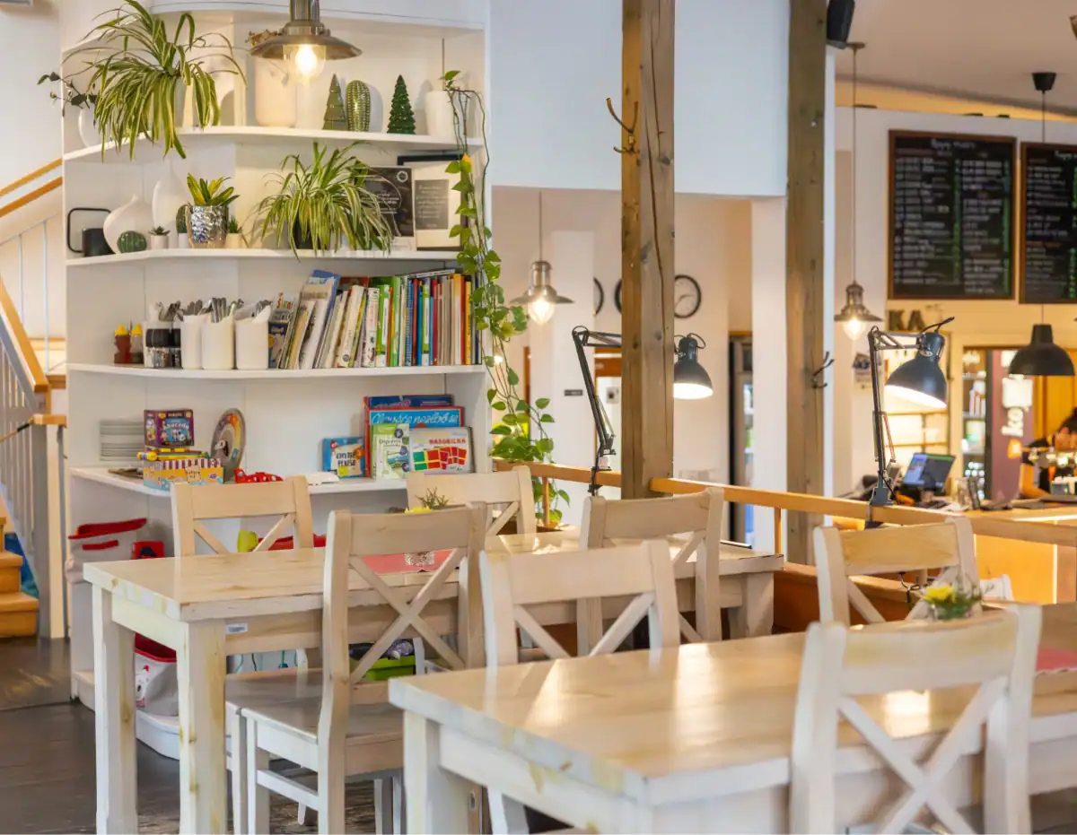Gutovka_kavárna vnitřní prostor restaurace s malým dětským koutkem