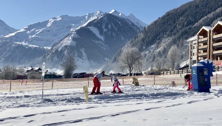 První lyžování s dětmi: tipy na klidné rodinné areály