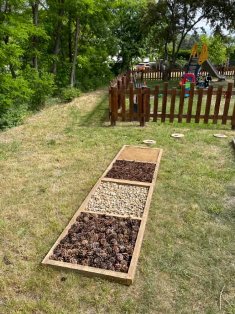 Konkáva_chodníček Bosí chodník u kavárny na zahrádce