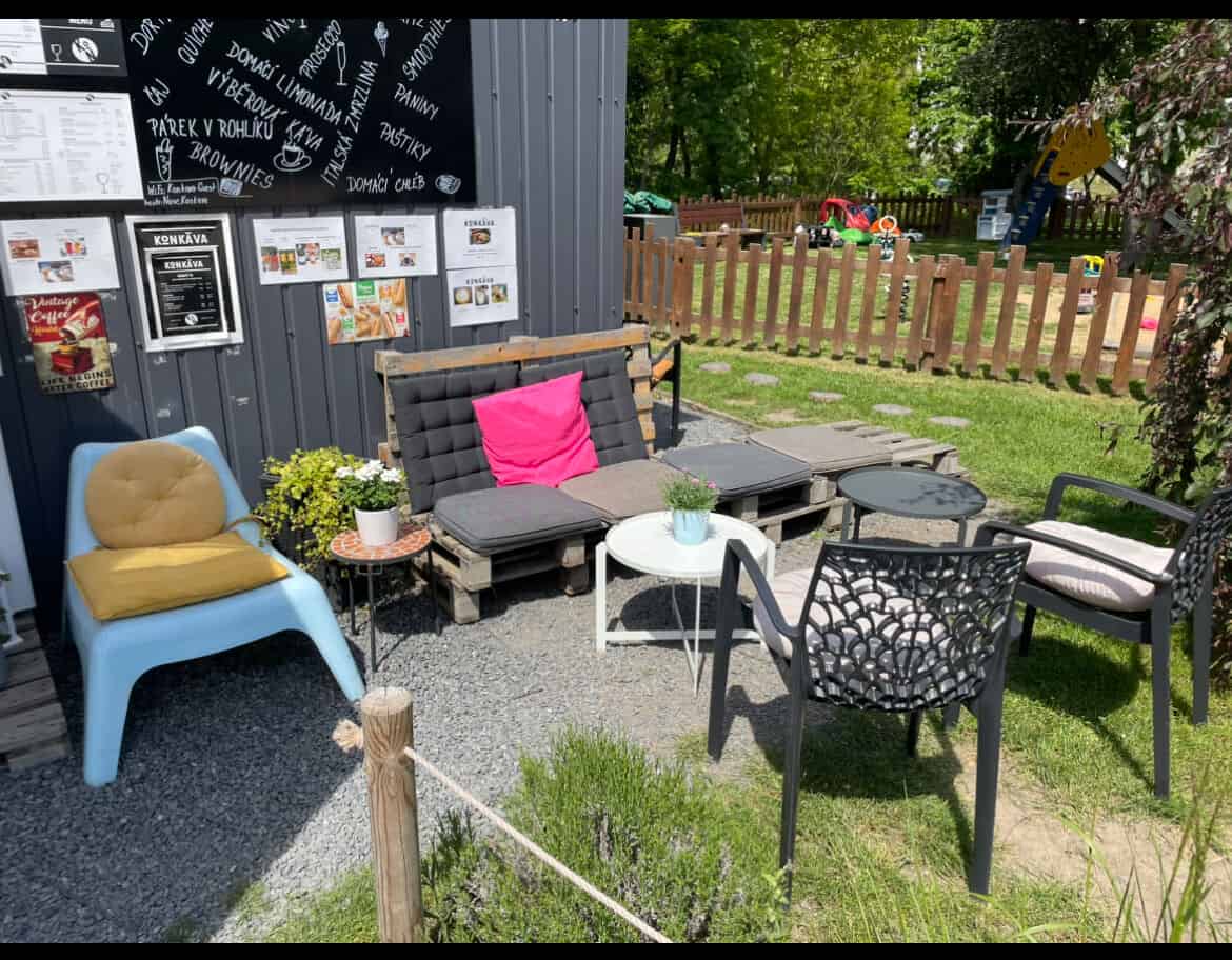 Konkáva_zahrádka_hřiště Konkáva zahrádka Řež - vnější posezení u hřiště