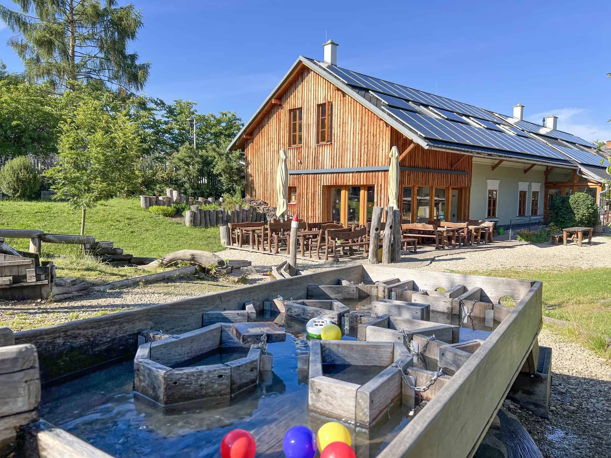 Budova muzea s vodními prvky