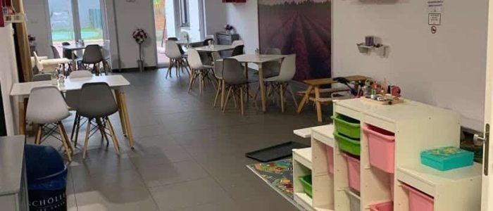 Petit Barrandov je kavárna s dětským koutkem i venkovním oploceným hřištěm.