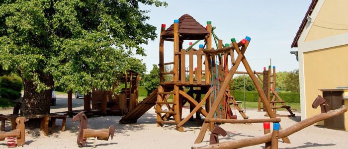 Resort Equitana v Martinicích s hřištěm, dětským koutkem a koňmi.