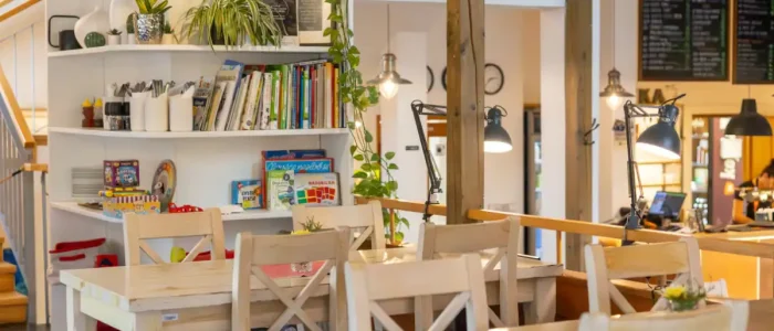 vnitřní prostor restaurace s malým dětským koutkem