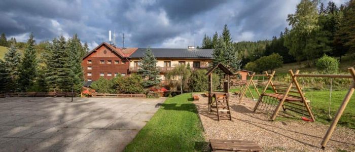 Hotel Kyčerka - horský hotel s dětským hřištěm a společenskou místností