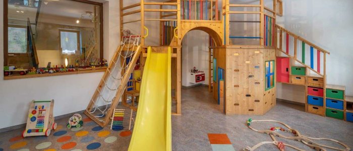 dětský koutek lezeckou stěnou