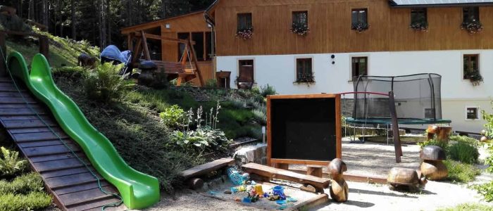 hotýlek a jeho zahrada s hřištěm