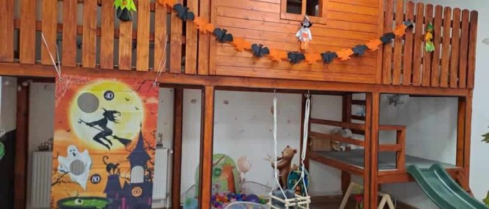 dřevěný domek s prolézačkami