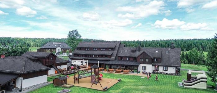 zahrada a hřiště u hotelu