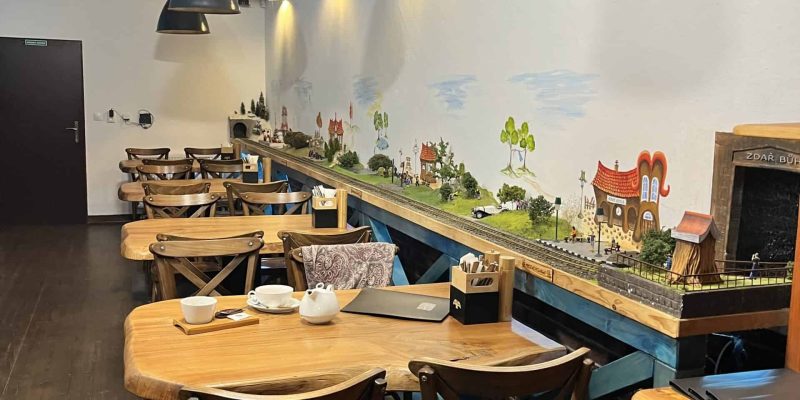 V_Caffe_nastatku_vlak1