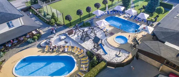 Za vodou - hotel s bazény a dětským hřištěm ve Dvoře Králové blízko safari