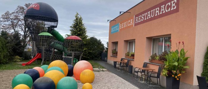 Hotel Benica s restaurací má pro děti hernu i hřiště