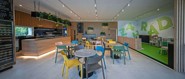 prostor kavárny s pultem a koutkem