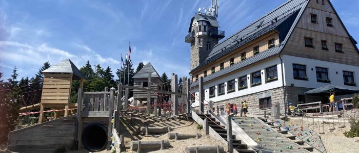 Restaurace a rozhledna Královka s dětským hřištěm