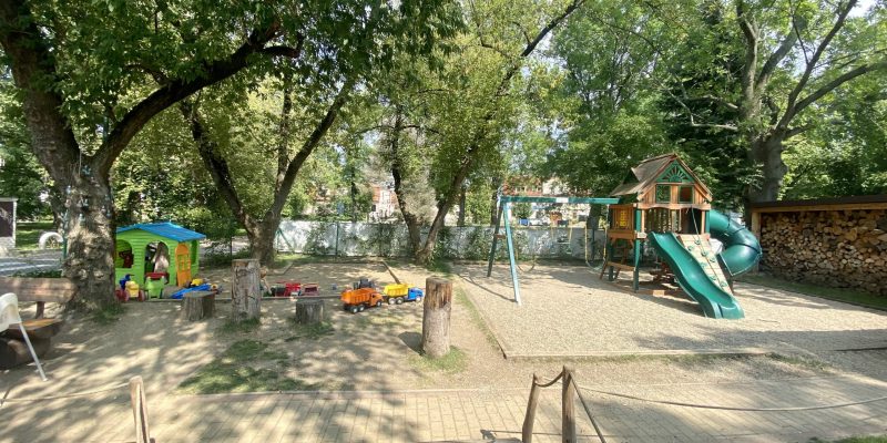 Restaurace Měcholupský park s dětským hřištěm