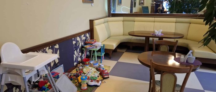 Tivoli cafe je kavárna s malým dětským koutkem v historické budově v Brně.