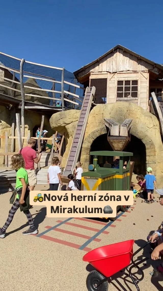 🆕 Mirakulum - nová herní zóna

Víte, že je letos @park_mirakulum otevřené až do 3.11.? A že tam tak ještě máte šanci otestovat novu herní zónu - důl, která sousedí s autodromem, kde přibyly také nové prvky. 

🚜 Šlapací autíčka tam byl už předtím trhák, kdy děti projížděly dráhu, měli tam skutečný semafor a když měly kliku a ulovily traktůrek s návěsem, mohly si povozit i klády. Nově přibyla benzínka, krámek, ale hlavně myčka! 🚿A v té myčce je stříkání vody imitované vodní mlhu. 

My se návštěvou trefili do pěkného slunečného dne, tak tam byl fakt šrumec. Ale i tak děti pěkně společně, jako pilné včeličky sbíraly v dole umělé kamínky, vozily v kolečkách, podávaly do horních pater po pohyblivých pásech a všichni byli happy. 

📆 Vy teď na podzim se určitě nebudete muset tolik s ostatními dělit, tak vyražte. Otevřeno mají i o sváteční pondělí 28.10.

#mirakulum #destkypark #zabavnipark #novahernizona #kamsdetminavylet #kamsdetmi #tipyprorodice #tipypromaminky #vyletysdetmi #mamikamsdetmi