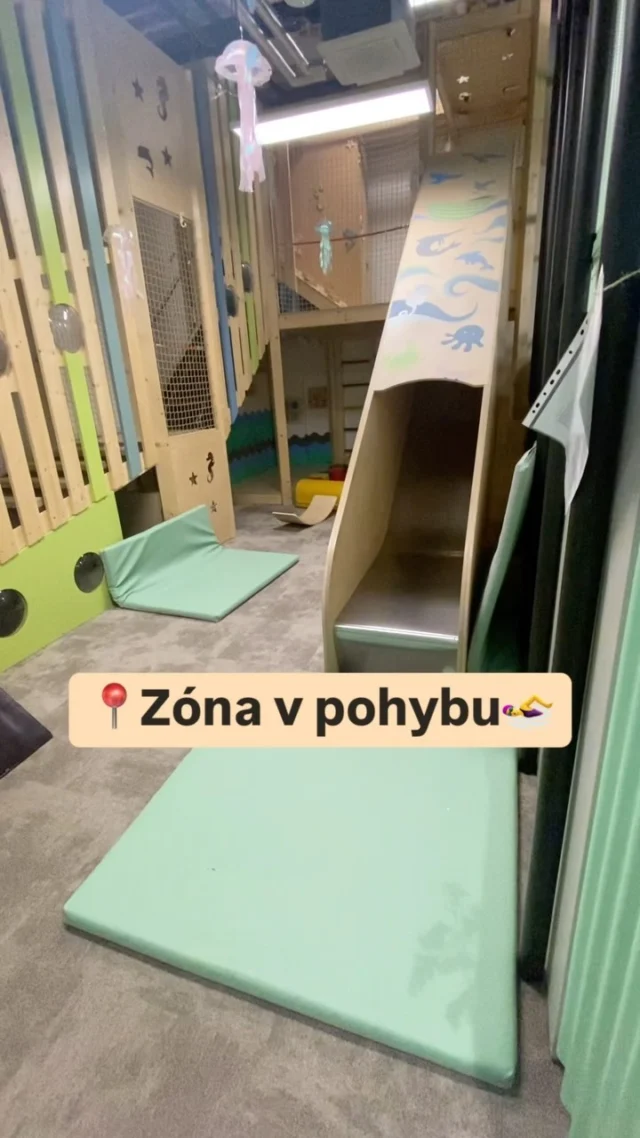 📍Zóna v pohybu🏊‍♀️

Je libo zajít na klidnou kávu ☕️ s kamarádkou a děti nechat blbnout v herně, nebo naopak s nimi strávit aktivní čas v bazénu a v sauně? A @zonavpohybu v Kbelích znáte?

Právě zde nabízejí klasické dětské plavání, cvičení pro děti i mamky v tělocvičně v horním patře, tak jak běžně znáte, ale všechny tyto prostory může využívat i veřejnost v časech kdy nejsou lekce. A k tomu je zde příjemné bistro s hernou, kde můžete být za vstupné 130Kč neomezeně dlouho.

Moc lidí jsme zde nepotkali a tak dcera mohla s pár dalsími holčičkami volně řádit🙈 A my je mohli checkovat na obrazovkách od kafe😂

🛝hernička 
🏊‍♂️ bazén, sauna, tělocvična
🚽dětské wc
☕️ skvělá káva a lehké občerstvení v bistru

#detskaherna #tipyprorodice #tipypromaminky #tippromaminky #detskykoutek #detskeplavani #saunaprodeti #mamikamsdetmi
