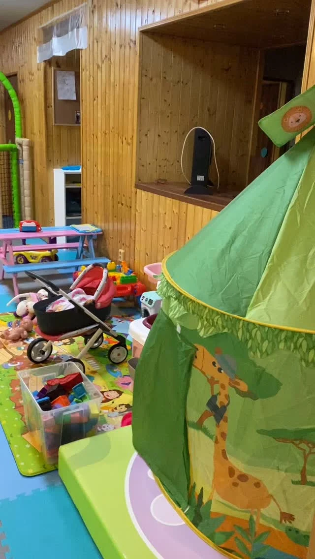 Dětská herna v centru Špindlu? Ano! 

Počasí nepřeje a nebo už prostě stačilo bobování a lyžování? Zajděte si s dětmi do herničky Koloušek v hotelu Jelínek. Je přístupná i veřejnosti za poplatek

Není nijak extra naplněna hračkami, ale klasická prolejzajda se skluzavkou, balonkový bazének, nebo panenky s oblečky na převlečení, zabaví nejednoho malého horala. Drobné občerstvení a pítí si můžete objednat na baru v restauraci, kde se i platí vstup. Nabízejí i hlídání dětí.

My tam byly s dcerou úúúplně samy, takže se nebojte přetlaku.

🎟️ Vstupné od 150 Kč

🪑 Posezení u stolečků kolem koutku

🛝 Prolejzajda, panenky, skládačky

🌭 Drobné občerstvení a pití z restaurace

#spindl #herna #deskaherna #kamsdetmivespindlu #krkonose #dovolenasdetmi #kamsdetmi #tipyprorodice #mamikam @hotel.jelinek