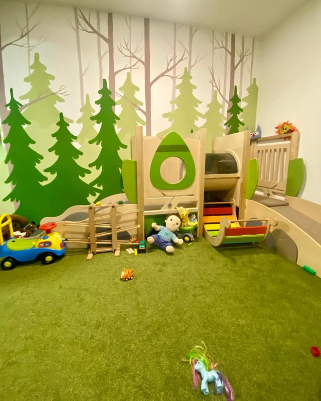Kavárna Kousek lesa🌲

V neděli jsme měli lazy day…na větší akci už odpoledne bylo pozdě a tak jsme si udělali alespoň malý výlet vlakem 🚂 do Úval u Prahy. Tam mají parádní kavárnu s dětskou herničkou @kavarnakouseklesa . 
Je dost cítit, že to tam chytla do rukou sama máma, která prostě ví co my ostatní mámy potřebujeme - od výběru hraček, přezuvek aby nás nestudily nohy jen v ponožkách, přes všechny ty nezbytný serepetičky na záchodě, zdravější mňaminy pro děti, až po super kávu s dokonalými dezerty😋

Od vlaku je to opravdu kousíček a přímo na té hlavní strasse, takže na pohodindu i s kočárkem. 

Za nás doporučuji🙌

🎟️ herna za 95Kč, resp. 45Kč při konzumaci
🎈možnost dětských oslav
🚽přebalovák, nočník atd. 
☕️skvělá káva a dezerty

#detskykoutek #kavarnasdetskymkoutkem #kamsdetmi #tipyprorodice #detskaherna #uvaly #mamikam